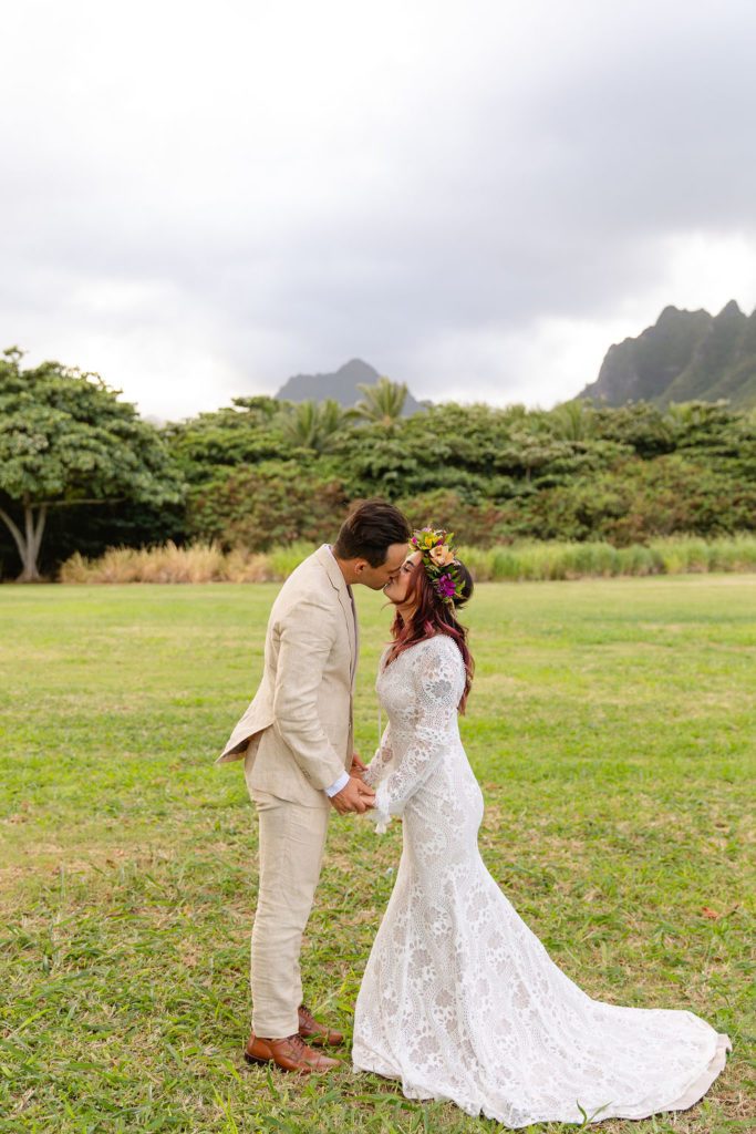 bride and groom kissing in Hawaii 